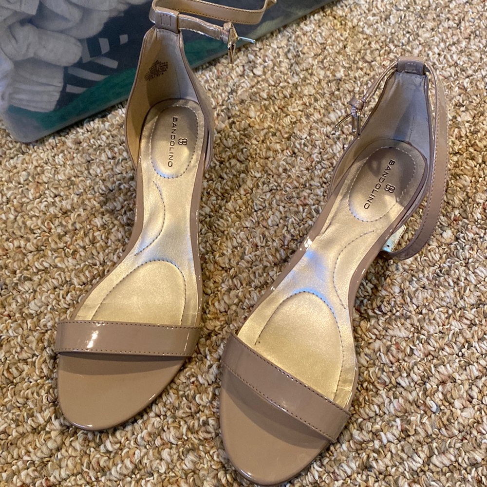 Women’s bandolino wedge sandal beige paten leather size 7.5